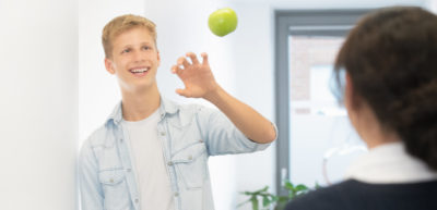 Kfo wolbeck jugendlicher mit apfel
