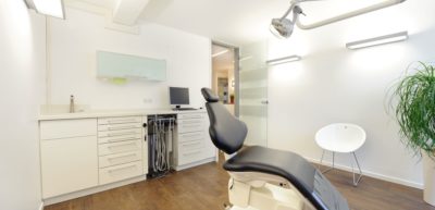 Eines unserer fünf Behandlungszimmer in unserer kieferorthopädischen Praxis in Münster-Wolbeck.